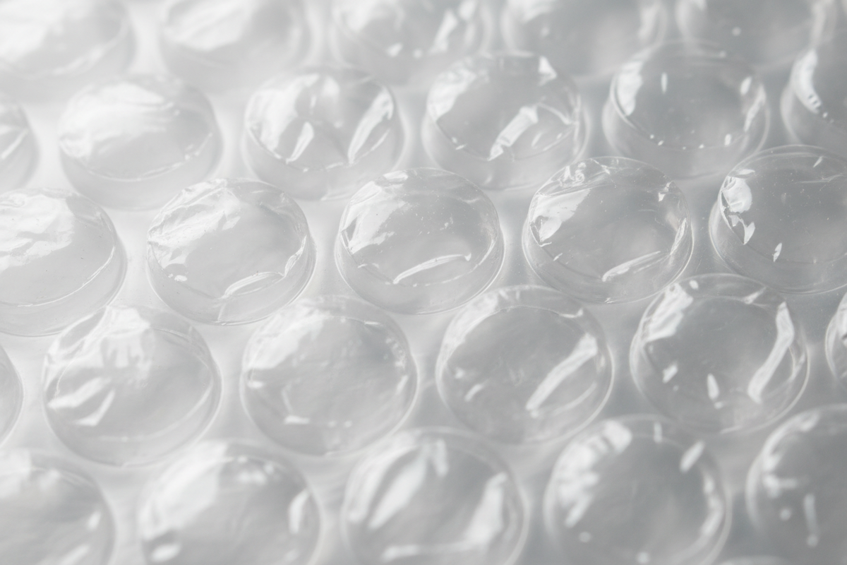 Gros plan sur les bulles d'air du film protecteur