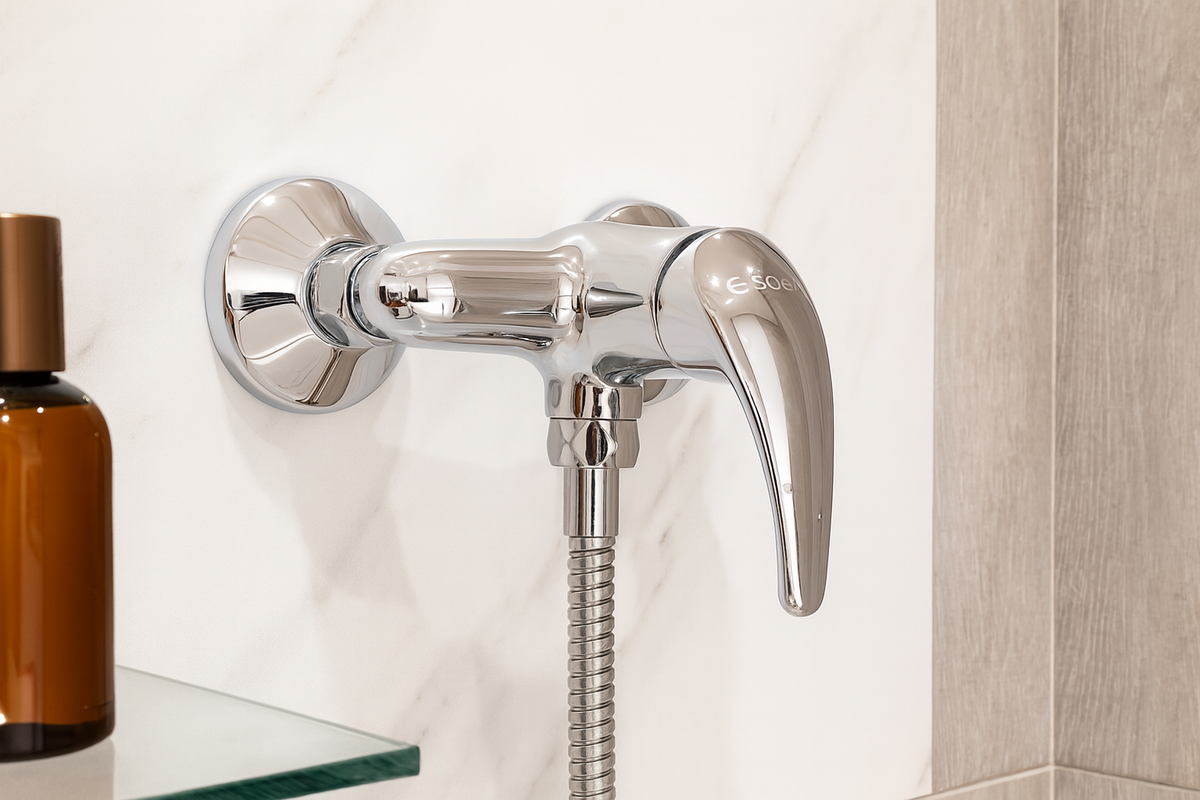Mitigeur installé dans salle de bain moderne