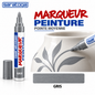 Marqueur peinture SARATOGA Paint Gris pointe moyenne, tracé gris sur vase en céramique et échantillon de teinte — visuel illustratif
